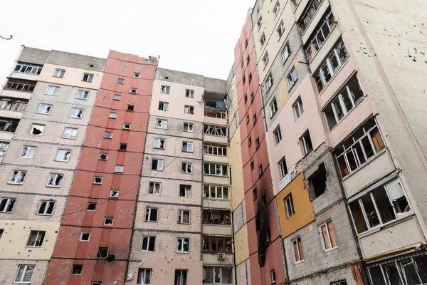 IRPIN, UKRAINE - Nisan. 10, 2022: Rus işgalcilerin saldırısı sonucu Irpin sokaklarında kaos ve yıkım