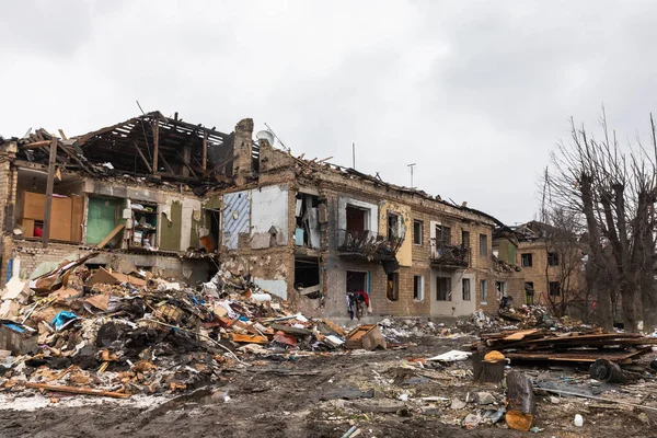 BORODYANKA, UKRAINE - Nisan. 10, 2022: Rus işgalcilerin saldırısı sonucu Borodyanka sokaklarında kaos ve yıkım