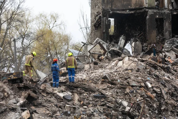 Borodyanka Ukrajina Duben 2022 Záchranáři Pokračují Vykopávání Odstraňování Trosek Zničeného — Stock fotografie