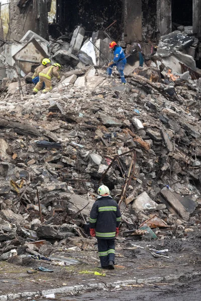 Borodyanka Ucrania Abril 2022 Trabajadores Rescate Continúan Excavando Eliminando Los — Foto de Stock