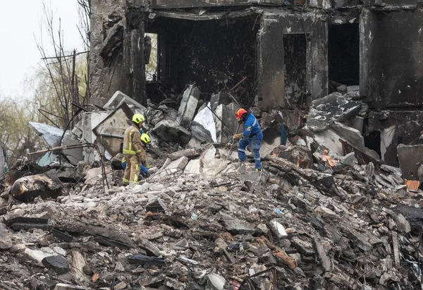 Borodyanka Ukraine Apr 2022 Rettungskräfte Graben Weiter Trümmer Aus Einem — Stockfoto