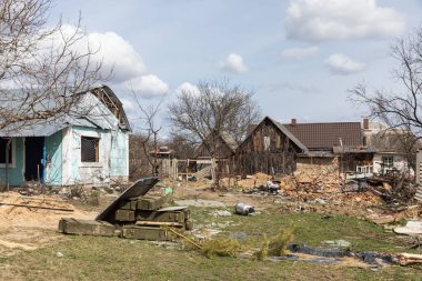 ANDRIIVKA, UKRAINE - Nisan. 12, 2022: Terk edilmiş teçhizat, kovan ve boş silah kutuları, Rus birliklerinin geri çekilmesinin ardından Andriivka yakınlarındaki yolun ortasında yatıyor..