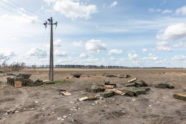 ANDRIIVKA, UKRAINE - Nisan. 12, 2022: Terk edilmiş teçhizat, kovan ve boş silah kutuları, Rus birliklerinin geri çekilmesinin ardından Andriivka yakınlarındaki yolun ortasında yatıyor..