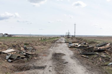 ANDRIIVKA, UKRAINE - Nisan. 12, 2022: Terk edilmiş teçhizat, kovan ve boş silah kutuları, Rus birliklerinin geri çekilmesinin ardından Andriivka yakınlarındaki yolun ortasında yatıyor..