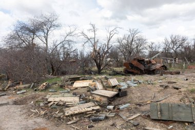 ANDRIIVKA, UKRAINE - Nisan. 12, 2022: Terk edilmiş teçhizat, kovan ve boş silah kutuları, Rus birliklerinin geri çekilmesinin ardından Andriivka yakınlarındaki yolun ortasında yatıyor..