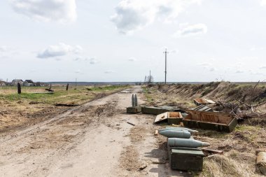 ANDRIIVKA, UKRAINE - Nisan. 12, 2022: Terk edilmiş teçhizat, kovan ve boş silah kutuları, Rus birliklerinin geri çekilmesinin ardından Andriivka yakınlarındaki yolun ortasında yatıyor..