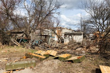 ANDRIIVKA, UKRAINE - Nisan. 12, 2022: Terk edilmiş teçhizat, kovan ve boş silah kutuları, Rus birliklerinin geri çekilmesinin ardından Andriivka yakınlarındaki yolun ortasında yatıyor..