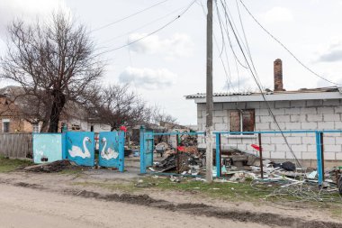 ANDRIIVKA, UKRAINE - Nisan. 12, 2022: Rus işgalcilerin saldırısı sonucu Andriivka sokaklarında kaos ve yıkım