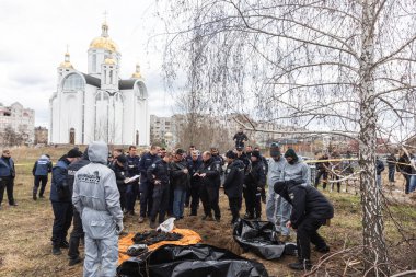 BuCHA, UKRAINE - Nisan. 12, 2022: Bucha 'da soykırım. Adli polis memurları Bucha, Ukrayna, Kyiv 'in varoşlarında cesetleri mezardan çıkardılar..