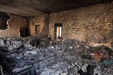 BuCHA, UKRAINE - Nisan. 12, 2022: yıkılan ve yanan apartman