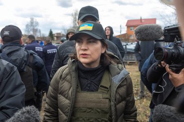 BuCHA, UKRAINE - Nisan. 12, 2022: Bucha 'da soykırım. Buchan soykırımının kurbanlarının mezardan çıkarılması sırasında Ukrayna Başsavcısı Irina Venediktova.