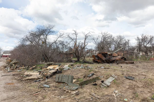 ANDRIIVKA, UKRAINE - Nisan. 12, 2022: Terk edilmiş teçhizat, kovan ve boş silah kutuları, Rus birliklerinin geri çekilmesinin ardından Andriivka yakınlarındaki yolun ortasında yatıyor..