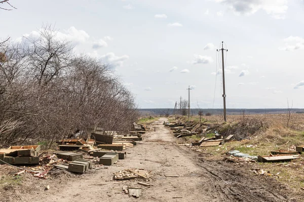 Andriivka Ukraine Apr 2022年12月12日 在俄罗斯军队撤退后 被遗弃的装备 炮弹和空箱子被放置在安德里夫卡附近的公路中央 — 图库照片