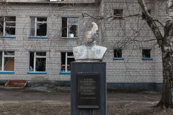 Andriivka Ukraine Apr 2022 Damaged Monument Hero Soviet Union Petrichenko — Stock Photo, Image