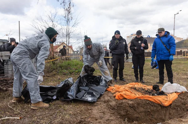 Bucha Ucrania Abril 2022 Genocidio Bucha Oficiales Policía Forenses Exhuman — Foto de Stock