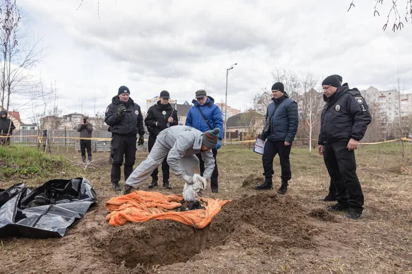 Bucha Ukraine Apr 2022年12月12日 布查的种族灭绝 乌克兰基辅郊区Bucha的法医警官挖掘尸体 — 图库照片
