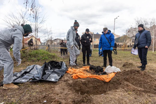 Bucha Ucrania Abril 2022 Genocidio Bucha Oficiales Policía Forenses Exhuman —  Fotos de Stock