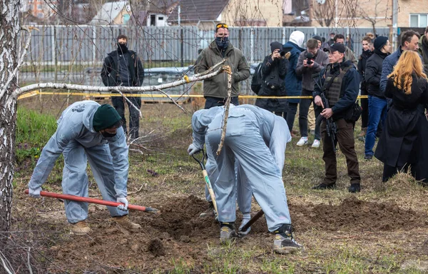 Bucha Ucraina Apr 2022 Genocidio Bucha Agenti Polizia Forense Riesumano — Foto Stock