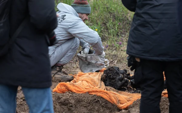 Bucha Ucrania Abril 2022 Genocidio Bucha Oficiales Policía Forenses Exhuman — Foto de Stock