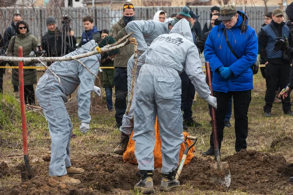 Bucha Ucraina Apr 2022 Genocidio Bucha Agenti Polizia Forense Riesumano — Foto Stock