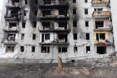 CHERNIHIV Reg., UKRAINE - Nisan. 18, 2022: Rusya 'nın Ukrayna' ya karşı savaşı. Rus işgalcilerin saldırısı sonucu Chernihiv bölgesinde tamamen yıkılmış evler ve kaos.