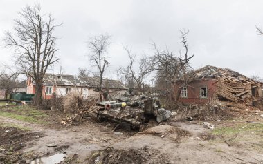 CHERNIHIV Reg., UKRAINE - Nisan. 18, 2022: Rusya 'nın Ukrayna' ya karşı savaşı. Rus işgalcilerin saldırısı sonucu Chernihiv bölgesinde tamamen yıkılmış evler ve kaos.
