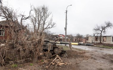CHERNIHIV Reg., UKRAINE - Nisan. 18, 2022: Rusya 'nın Ukrayna' ya karşı savaşı. Rus işgalcilerin saldırısı sonucu Chernihiv bölgesinde tamamen yıkılmış evler ve kaos.