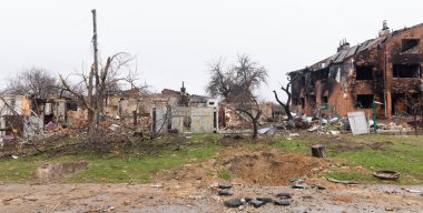 CHERNIHIV Reg., UKRAINE - Nisan. 18, 2022: Rusya 'nın Ukrayna' ya karşı savaşı. Rus işgalcilerin saldırısı sonucu Chernihiv bölgesinde tamamen yıkılmış evler ve kaos.