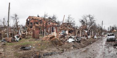 CHERNIHIV Reg., UKRAINE - Nisan. 18, 2022: Rusya 'nın Ukrayna' ya karşı savaşı. Rus işgalcilerin saldırısı sonucu Chernihiv bölgesinde tamamen yıkılmış evler ve kaos.