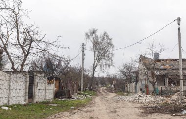 CHERNIHIV Reg., UKRAINE - Nisan. 18, 2022: Rusya 'nın Ukrayna' ya karşı savaşı. Rus işgalcilerin saldırısı sonucu Chernihiv bölgesinde tamamen yıkılmış evler ve kaos.