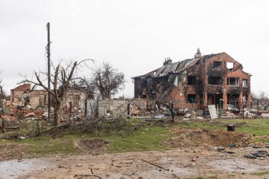 CHERNIHIV Reg., UKRAINE - Nisan. 18, 2022: Rusya 'nın Ukrayna' ya karşı savaşı. Rus işgalcilerin saldırısı sonucu Chernihiv bölgesinde tamamen yıkılmış evler ve kaos.