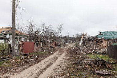 CHERNIHIV Reg., UKRAINE - Nisan. 18, 2022: Rusya 'nın Ukrayna' ya karşı savaşı. Rus işgalcilerin saldırısı sonucu Chernihiv bölgesinde tamamen yıkılmış evler ve kaos.