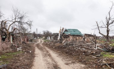 CHERNIHIV Reg., UKRAINE - Nisan. 18, 2022: Rusya 'nın Ukrayna' ya karşı savaşı. Rus işgalcilerin saldırısı sonucu Chernihiv bölgesinde tamamen yıkılmış evler ve kaos.