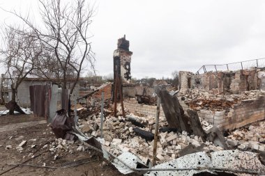 CHERNIHIV Reg., UKRAINE - Nisan. 18, 2022: Rusya 'nın Ukrayna' ya karşı savaşı. Rus işgalcilerin saldırısı sonucu Chernihiv bölgesinde tamamen yıkılmış evler ve kaos.