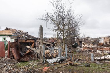 CHERNIHIV Reg., UKRAINE - Nisan. 18, 2022: Rusya 'nın Ukrayna' ya karşı savaşı. Rus işgalcilerin saldırısı sonucu Chernihiv bölgesinde tamamen yıkılmış evler ve kaos.