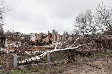 CHERNIHIV Reg., UKRAINE - Nisan. 18, 2022: Rusya 'nın Ukrayna' ya karşı savaşı. Rus işgalcilerin saldırısı sonucu Chernihiv bölgesinde tamamen yıkılmış evler ve kaos.