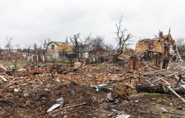 CHERNIHIV Reg., UKRAINE - Nisan. 18, 2022: Rusya 'nın Ukrayna' ya karşı savaşı. Rus işgalcilerin saldırısı sonucu Chernihiv bölgesinde tamamen yıkılmış evler ve kaos.