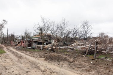 CHERNIHIV Reg., UKRAINE - Nisan. 18, 2022: Rusya 'nın Ukrayna' ya karşı savaşı. Rus işgalcilerin saldırısı sonucu Chernihiv bölgesinde tamamen yıkılmış evler ve kaos.