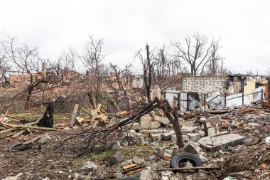 CHERNIHIV Reg., UKRAINE - Nisan. 18, 2022: Rusya 'nın Ukrayna' ya karşı savaşı. Rus işgalcilerin saldırısı sonucu Chernihiv bölgesinde tamamen yıkılmış evler ve kaos.