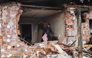 CHERNIHIV Reg., UKRAINE - Nisan. 18, 2022: Rusya 'nın Ukrayna' ya karşı savaşı. Rus işgalcilerin saldırısı sonucu Chernihiv bölgesinde tamamen yıkılmış evler ve kaos.