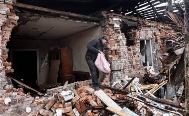 CHERNIHIV Reg., UKRAINE - Nisan. 18, 2022: Rusya 'nın Ukrayna' ya karşı savaşı. Rus işgalcilerin saldırısı sonucu Chernihiv bölgesinde tamamen yıkılmış evler ve kaos.