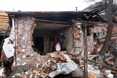 CHERNIHIV Reg., UKRAINE - Nisan. 18, 2022: Rusya 'nın Ukrayna' ya karşı savaşı. Rus işgalcilerin saldırısı sonucu Chernihiv bölgesinde tamamen yıkılmış evler ve kaos.