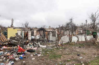 CHERNIHIV Reg., UKRAINE - Nisan. 18, 2022: Rusya 'nın Ukrayna' ya karşı savaşı. Rus işgalcilerin saldırısı sonucu Chernihiv bölgesinde tamamen yıkılmış evler ve kaos.