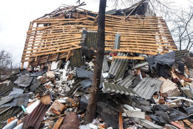 CHERNIHIV Reg., UKRAINE - Nisan. 18, 2022: Rusya 'nın Ukrayna' ya karşı savaşı. Rus işgalcilerin saldırısı sonucu Chernihiv bölgesinde tamamen yıkılmış evler ve kaos.