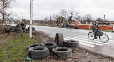 CHERNIHIV Reg., UKRAINE - Nisan. 18, 2022: Rusya 'nın Ukrayna' ya karşı savaşı. Rus işgalcilerin saldırısı sonucu Chernihiv bölgesinde tamamen yıkılmış evler ve kaos.