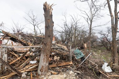 CHERNIHIV Reg., UKRAINE - Nisan. 18, 2022: Rusya 'nın Ukrayna' ya karşı savaşı. Rus işgalcilerin saldırısı sonucu Chernihiv bölgesinde tamamen yıkılmış evler ve kaos.