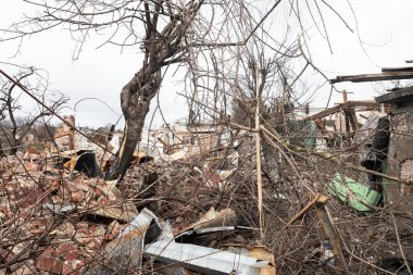 CHERNIHIV Reg., UKRAINE - Nisan. 18, 2022: Rusya 'nın Ukrayna' ya karşı savaşı. Rus işgalcilerin saldırısı sonucu Chernihiv bölgesinde tamamen yıkılmış evler ve kaos.