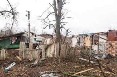 CHERNIHIV Reg., UKRAINE - Nisan. 18, 2022: Rusya 'nın Ukrayna' ya karşı savaşı. Rus işgalcilerin saldırısı sonucu Chernihiv bölgesinde tamamen yıkılmış evler ve kaos.