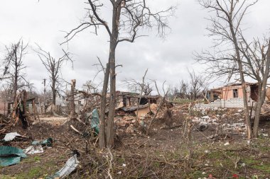 CHERNIHIV Reg., UKRAINE - Nisan. 18, 2022: Rusya 'nın Ukrayna' ya karşı savaşı. Rus işgalcilerin saldırısı sonucu Chernihiv bölgesinde tamamen yıkılmış evler ve kaos.