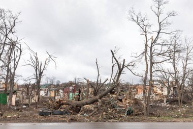 CHERNIHIV Reg., UKRAINE - Nisan. 18, 2022: Rusya 'nın Ukrayna' ya karşı savaşı. Rus işgalcilerin saldırısı sonucu Chernihiv bölgesinde tamamen yıkılmış evler ve kaos.